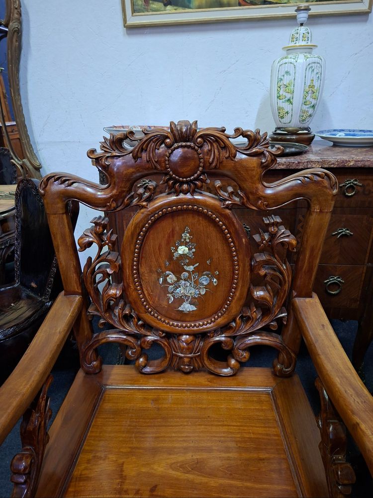 Paire de fauteuils asiatiques en bois sculpté et incrustations de nacre –