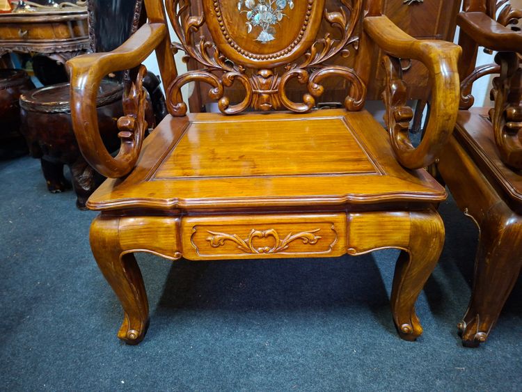 Paire de fauteuils asiatiques en bois sculpté et incrustations de nacre –