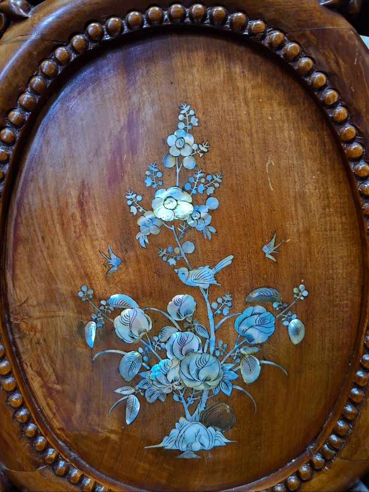 Paire de fauteuils asiatiques en bois sculpté et incrustations de nacre –