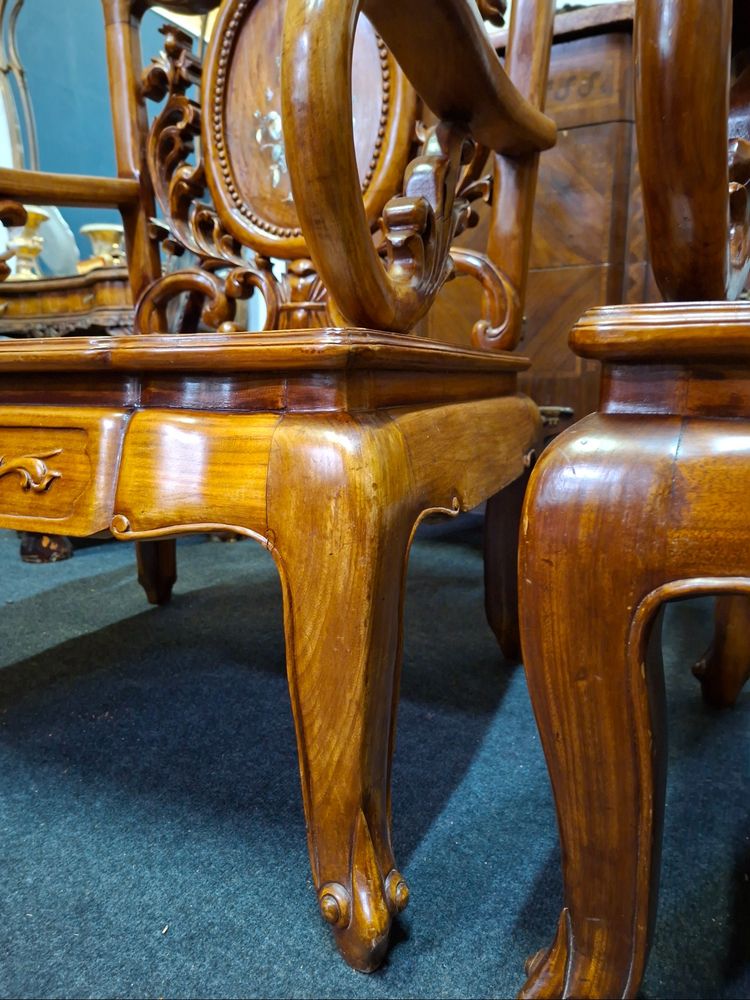 Paire de fauteuils asiatiques en bois sculpté et incrustations de nacre –