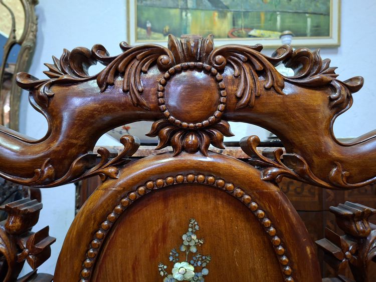 Paire de fauteuils asiatiques en bois sculpté et incrustations de nacre –