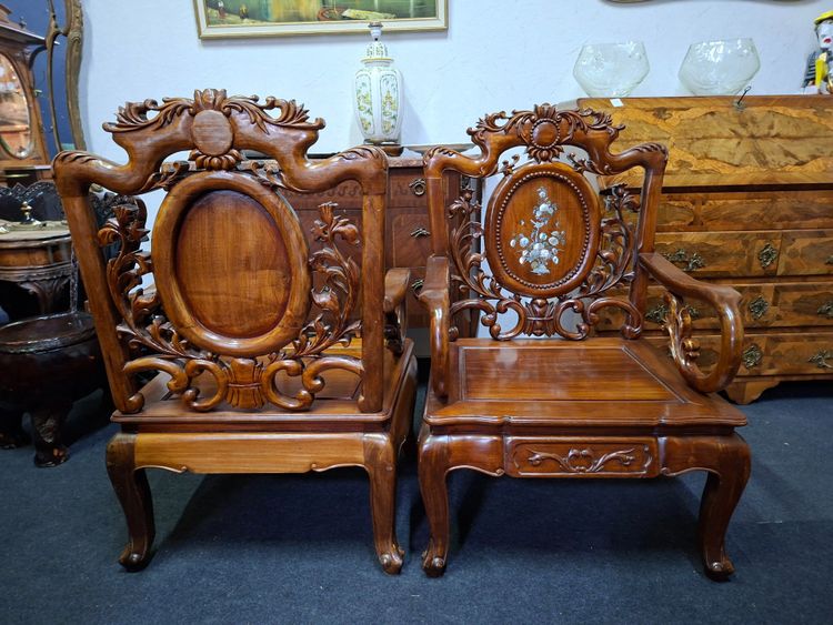 Paire de fauteuils asiatiques en bois sculpté et incrustations de nacre –