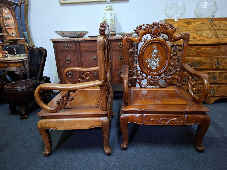 Paire de fauteuils asiatiques en bois sculpté et incrustations de nacre –