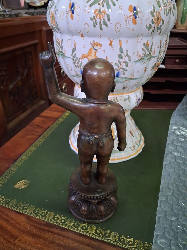 Asian bronze statuette – Child on a lotus-shaped base – H. 30 cm