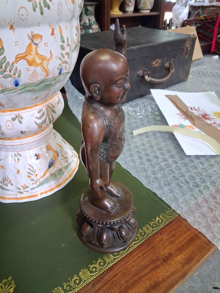 Asian bronze statuette – Child on a lotus-shaped base – H. 30 cm