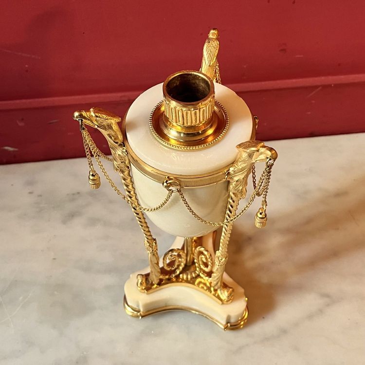 Paire de cassolettes Louis XVI aux têtes d'aigles