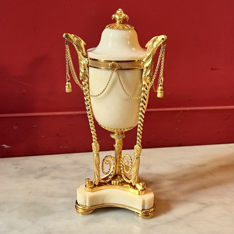 Paire de cassolettes Louis XVI aux têtes d'aigles