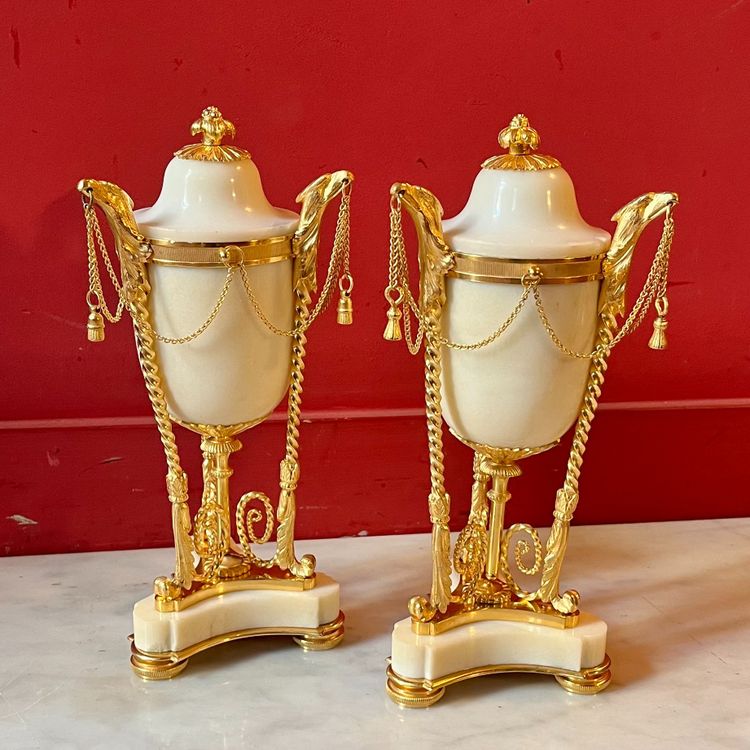 Paire de cassolettes Louis XVI aux têtes d'aigles