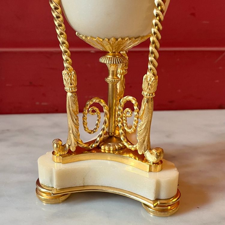 Paire de cassolettes Louis XVI aux têtes d'aigles