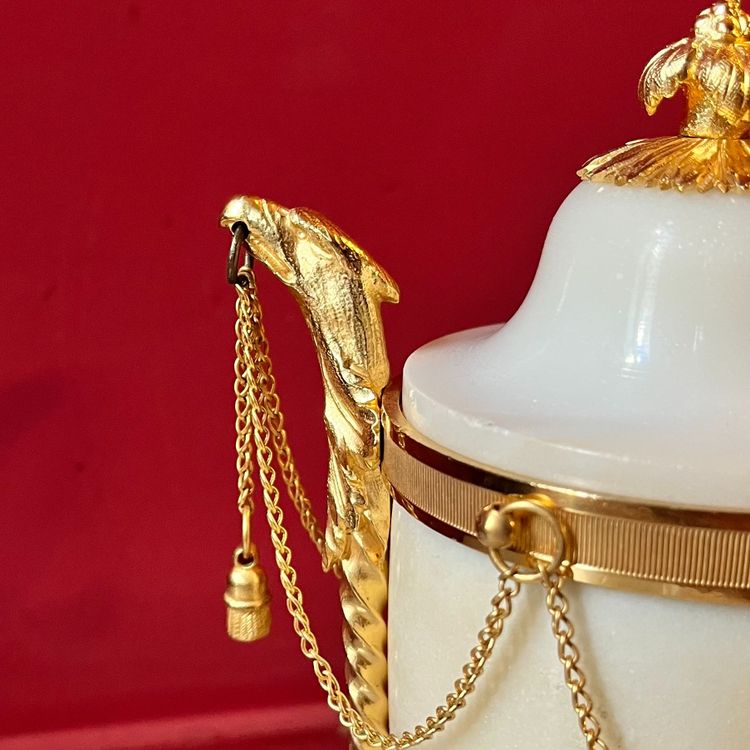 Paire de cassolettes Louis XVI aux têtes d'aigles