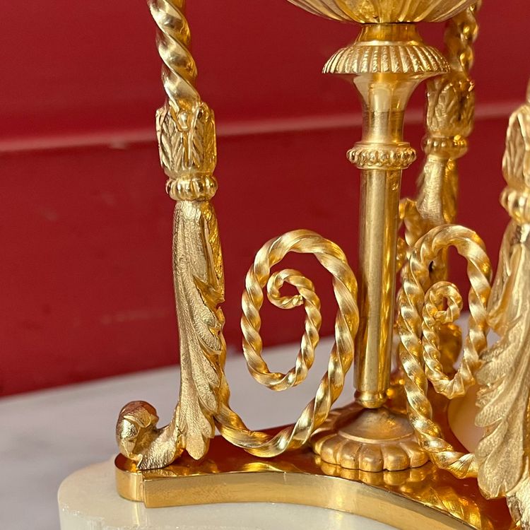 Paire de cassolettes Louis XVI aux têtes d'aigles