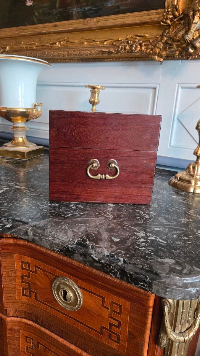 amaranth veneer dressing case – Paris, Regency period, circa 1720-1730.
