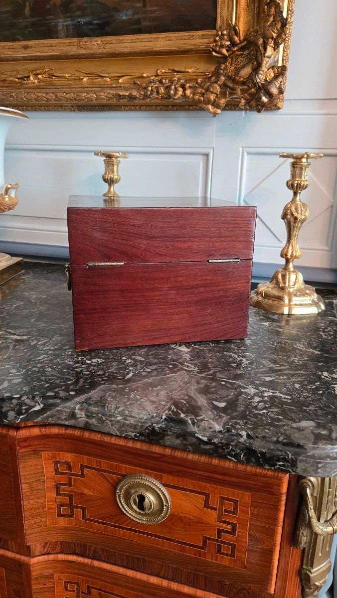 amaranth veneer dressing case – Paris, Regency period, circa 1720-1730.