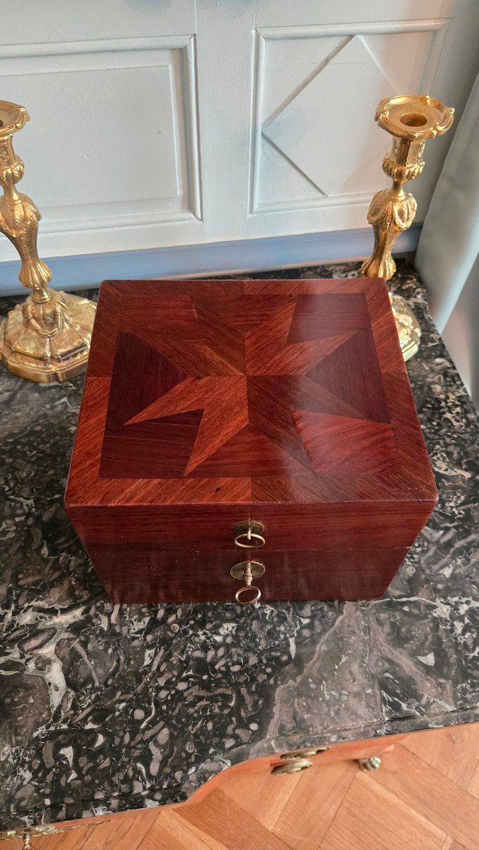 amaranth veneer dressing case – Paris, Regency period, circa 1720-1730.
