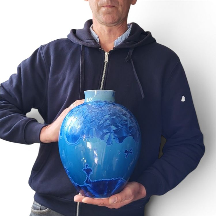 Vaso in porcellana smaltata con cristallizzazioni blu, firmato Patrice Lusardi