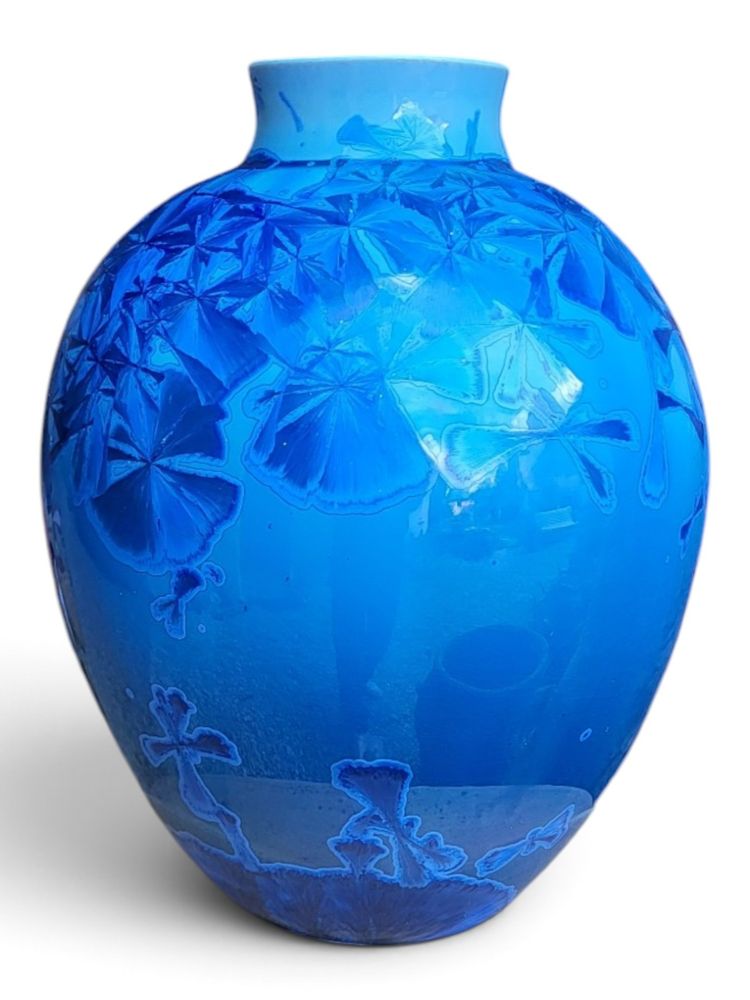 Vaso in porcellana smaltata con cristallizzazioni blu, firmato Patrice Lusardi