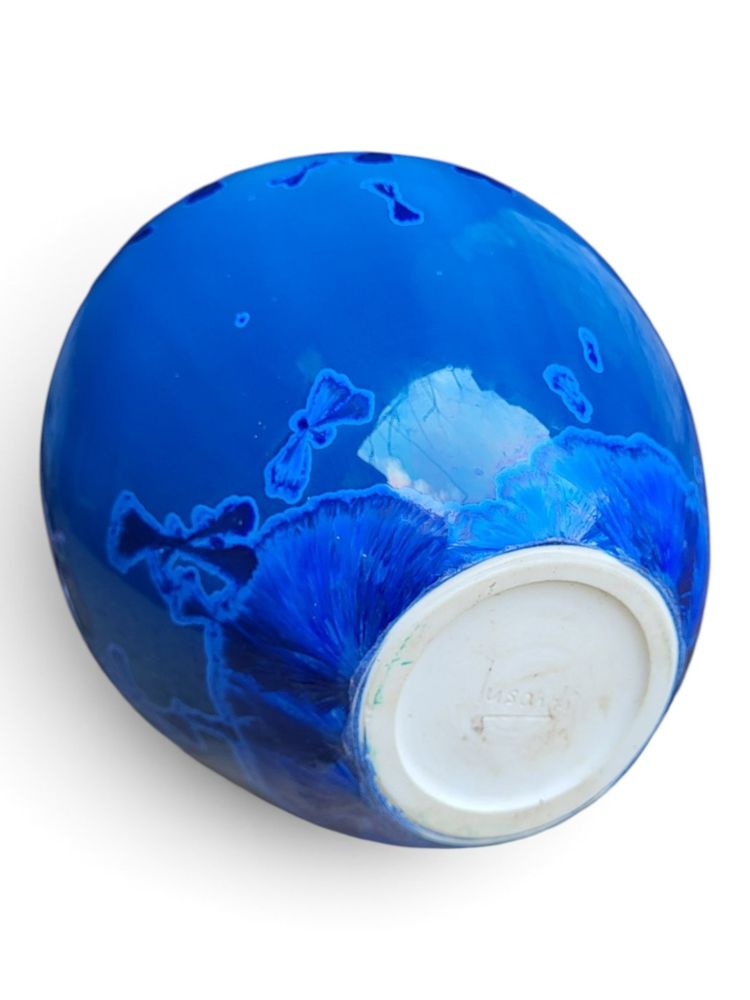 Vaso in porcellana smaltata con cristallizzazioni blu, firmato Patrice Lusardi