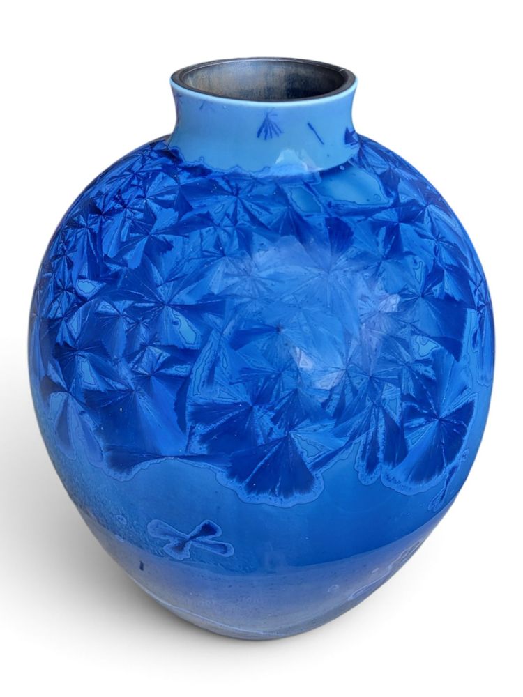 Vaso in porcellana smaltata con cristallizzazioni blu, firmato Patrice Lusardi