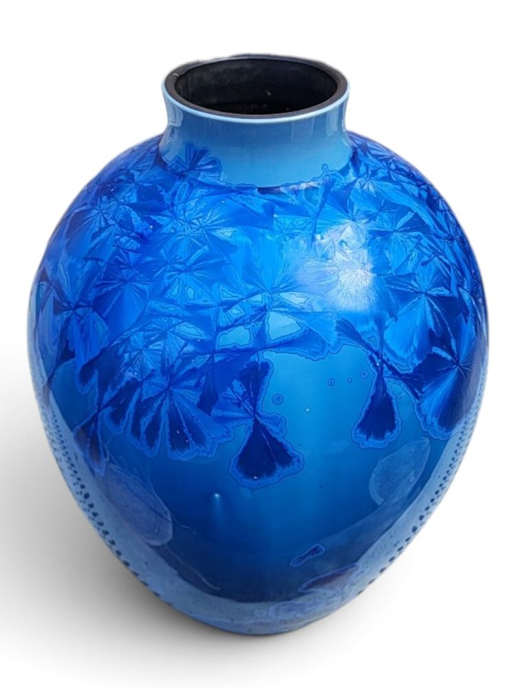 Vaso in porcellana smaltata con cristallizzazioni blu, firmato Patrice Lusardi