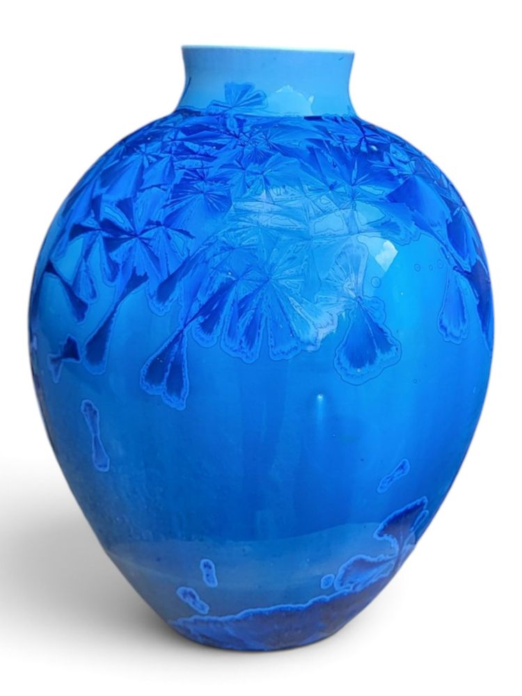 Vaso in porcellana smaltata con cristallizzazioni blu, firmato Patrice Lusardi