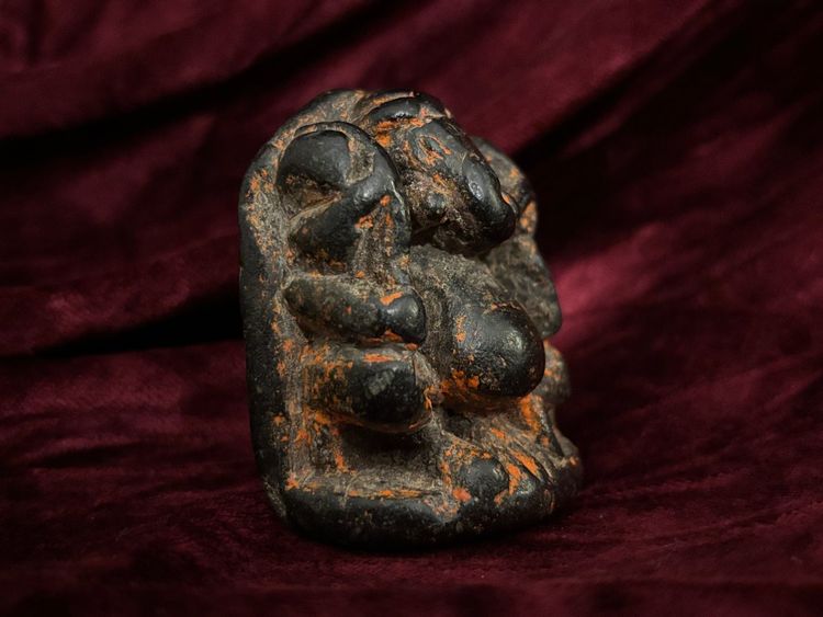 Ganesh en pierre noire sculptée, Inde, XVIIe siècle
