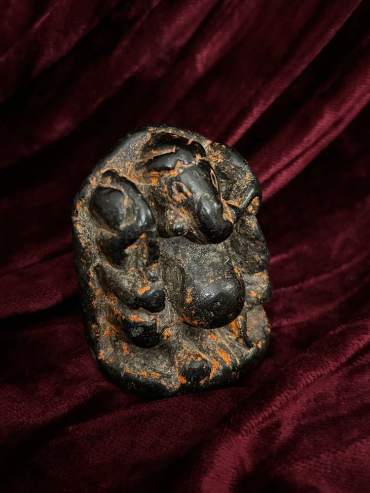 Ganesh en pierre noire sculptée, Inde, XVIIe siècle