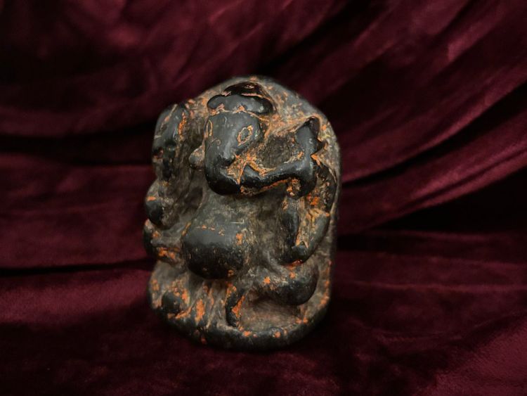 Ganesh en pierre noire sculptée, Inde, XVIIe siècle