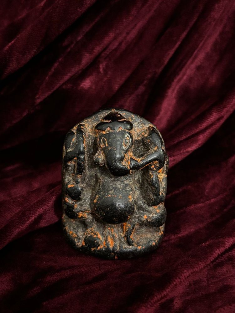 Ganesh en pierre noire sculptée, Inde, XVIIe siècle