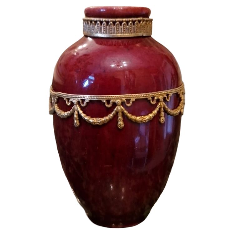 Vaso in porcellana di Sèvres con montatura in ottone