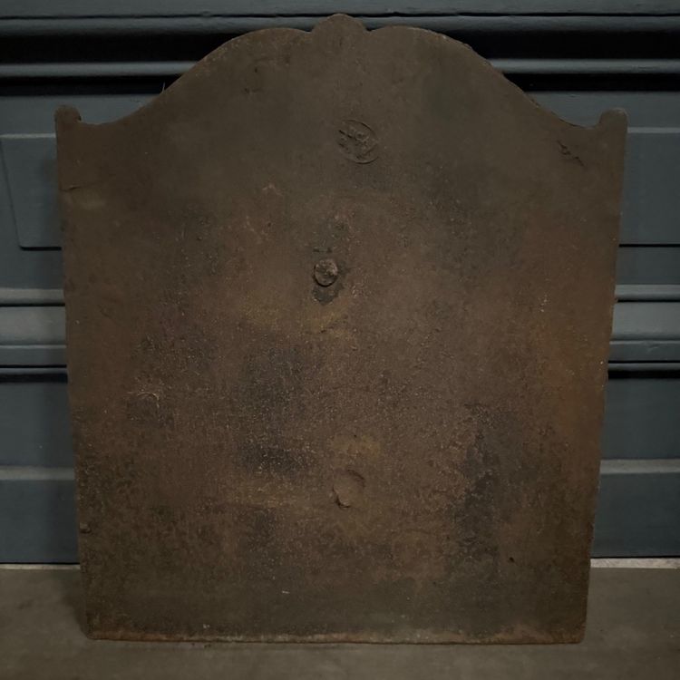 Kaminrückwand aus Gusseisen aus dem 18. Jahrhundert, verziert mit Greifen