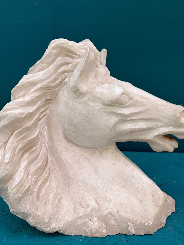 Alabaster horse's head sculpture, 20th century, 33 x 32 cm. Excellent condition.