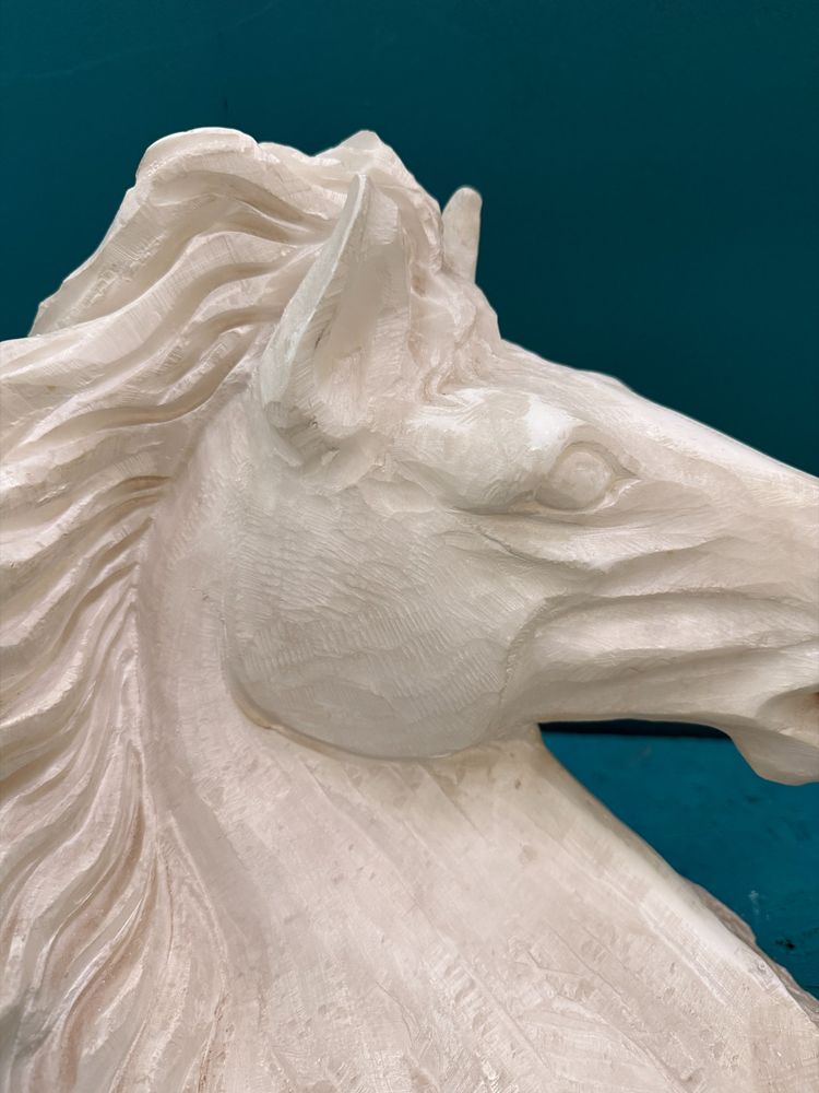 Alabaster horse's head sculpture, 20th century, 33 x 32 cm. Excellent condition.