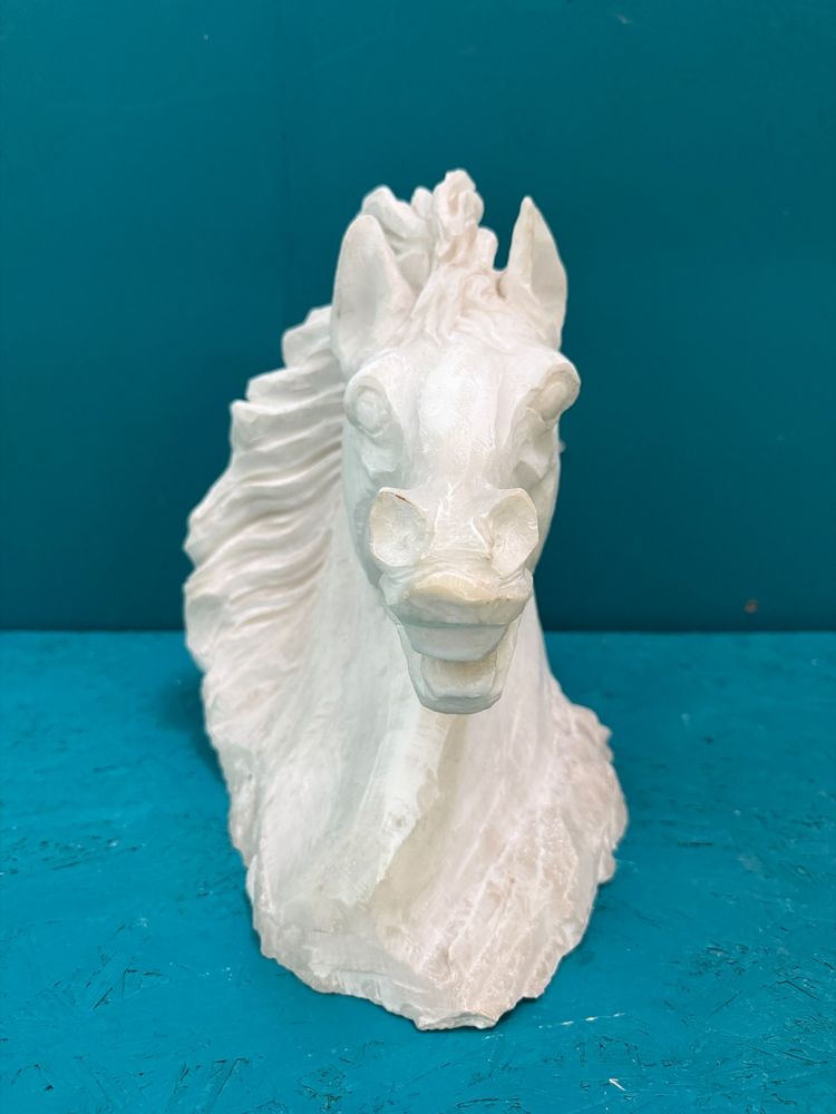 Alabaster horse's head sculpture, 20th century, 33 x 32 cm. Excellent condition.