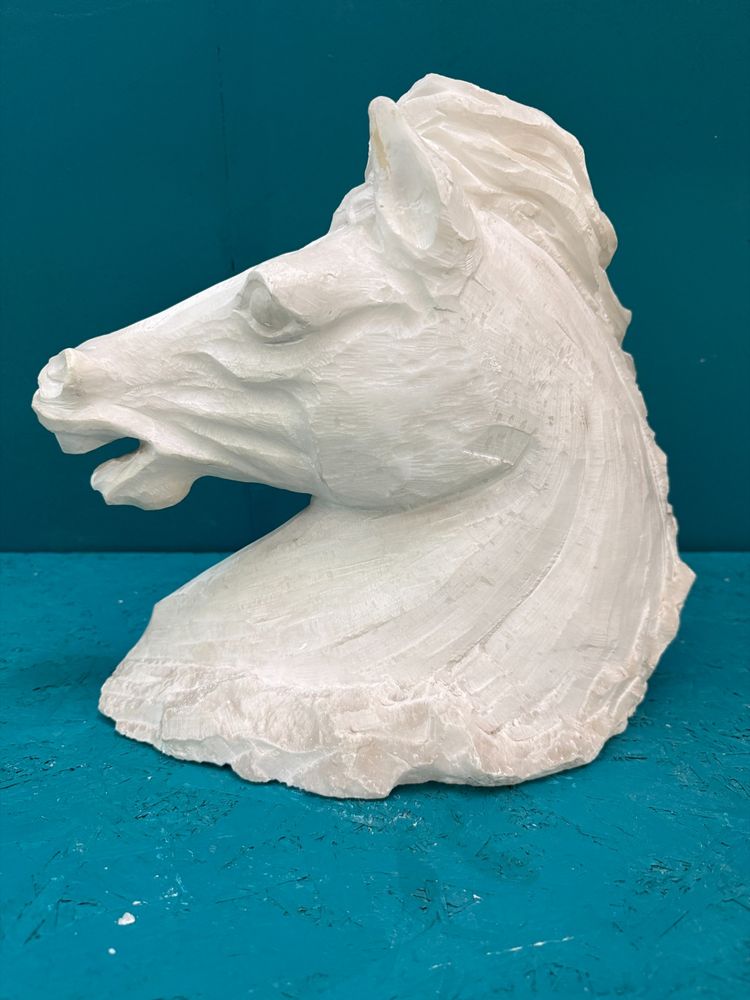 Alabaster horse's head sculpture, 20th century, 33 x 32 cm. Excellent condition.