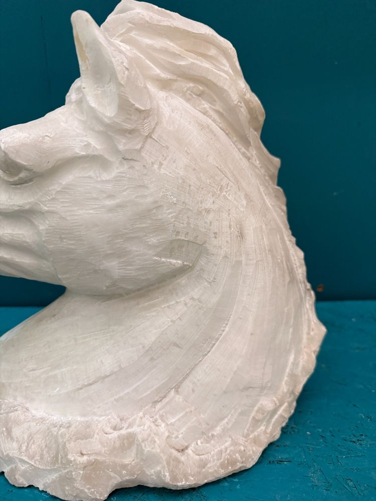 Alabaster horse's head sculpture, 20th century, 33 x 32 cm. Excellent condition.