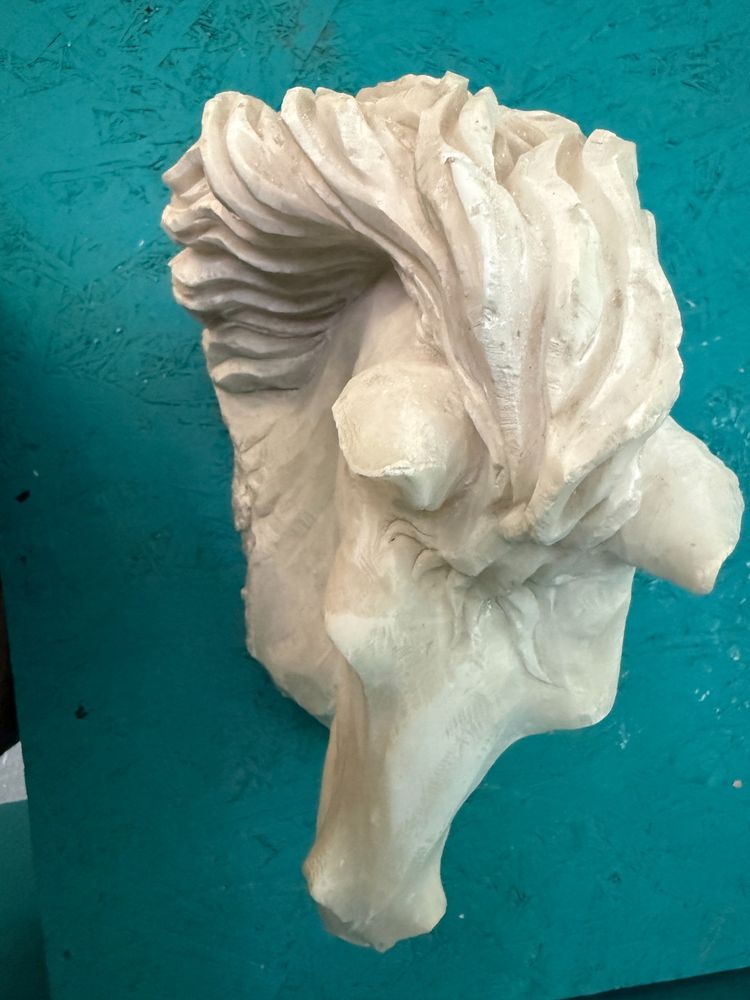 Alabaster horse's head sculpture, 20th century, 33 x 32 cm. Excellent condition.