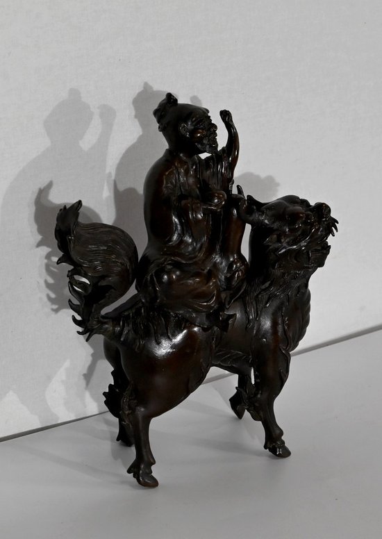 Personaggio cinese in bronzo e cane Fao, stile asiatico - inizio XX secolo