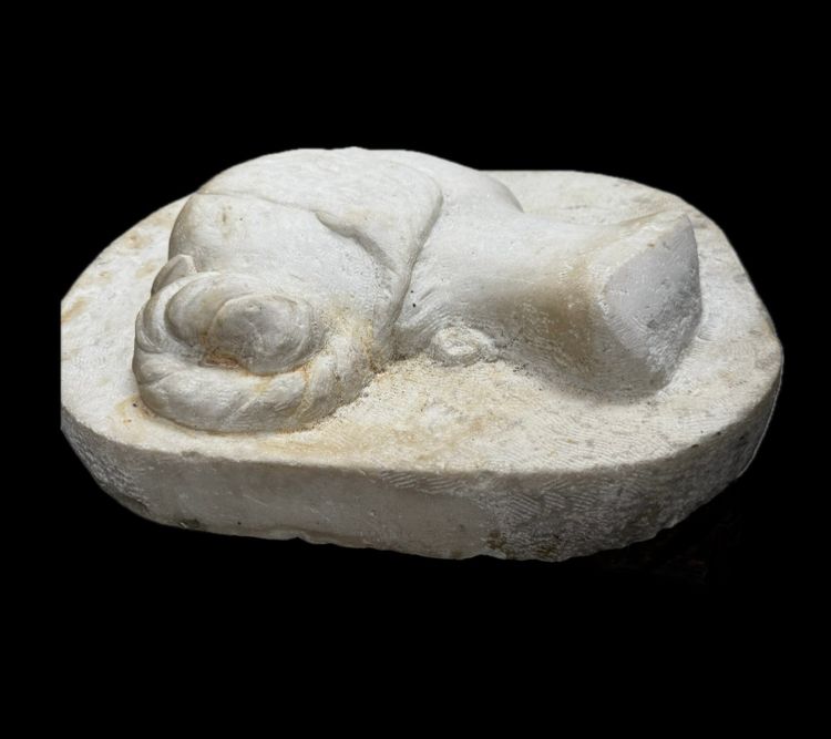 Profil en bas-relief de marbre blanc.