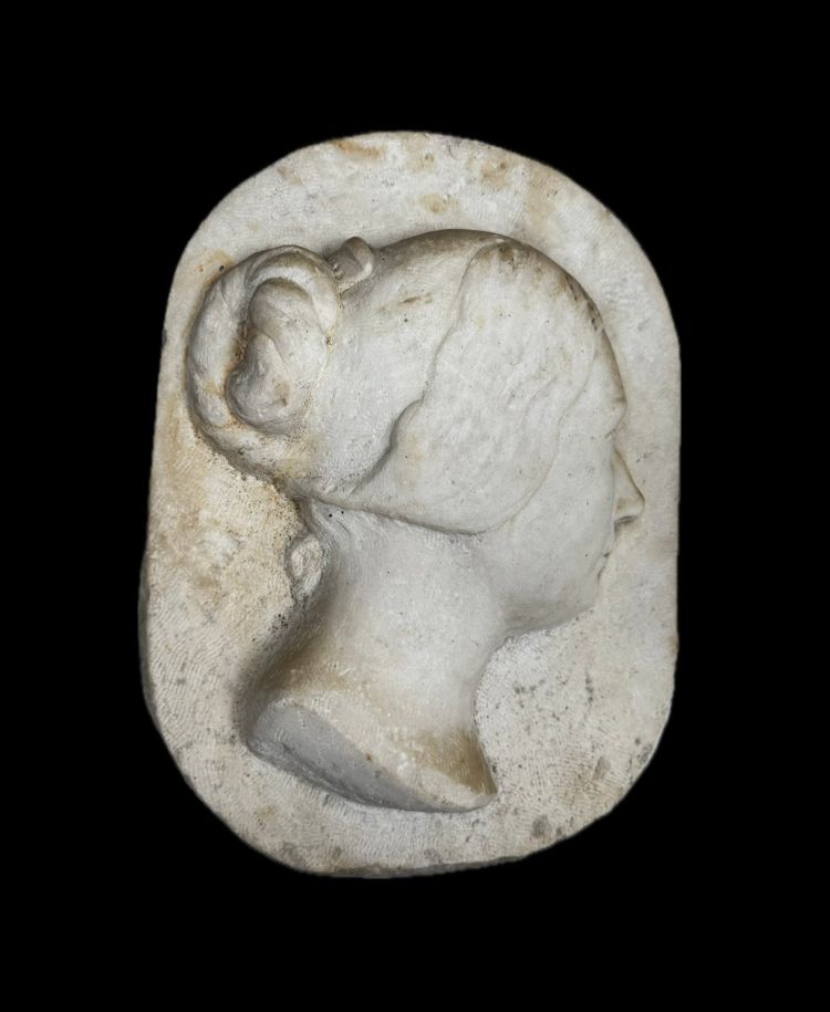 Profil en bas-relief de marbre blanc.