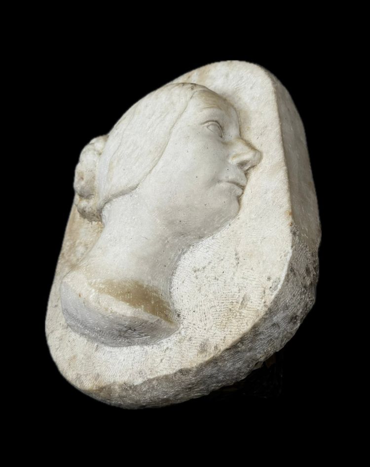 Profil en bas-relief de marbre blanc.