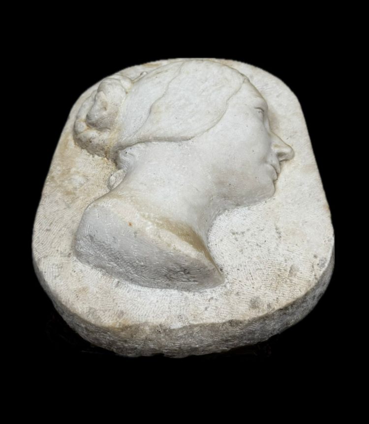 Profil en bas-relief de marbre blanc.