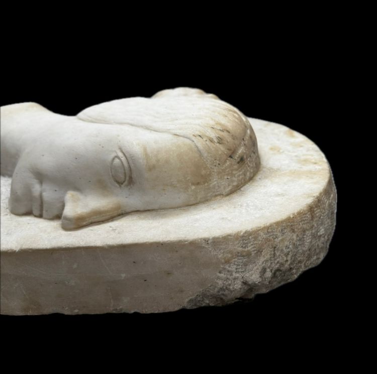 Profil en bas-relief de marbre blanc.