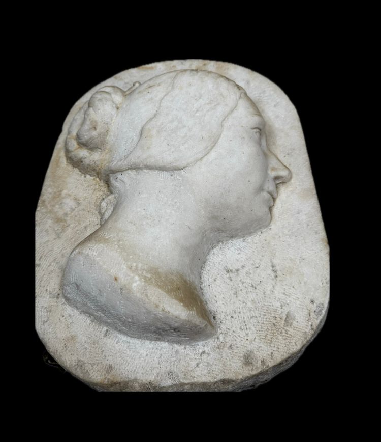 Profil en bas-relief de marbre blanc.