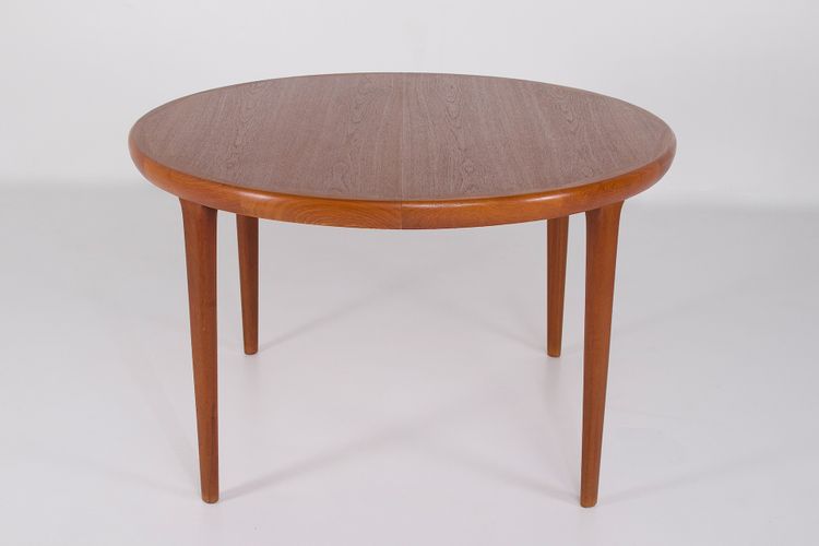 Extendable round teak table, VV Mobler, Denmark, 1960s.