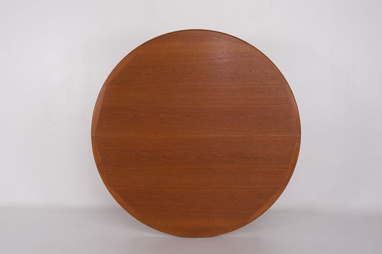 Extendable round teak table, VV Mobler, Denmark, 1960s.