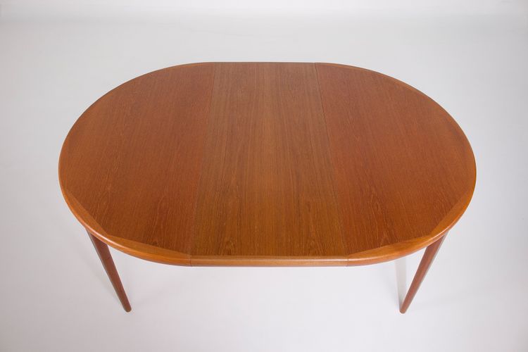 Extendable round teak table, VV Mobler, Denmark, 1960s.