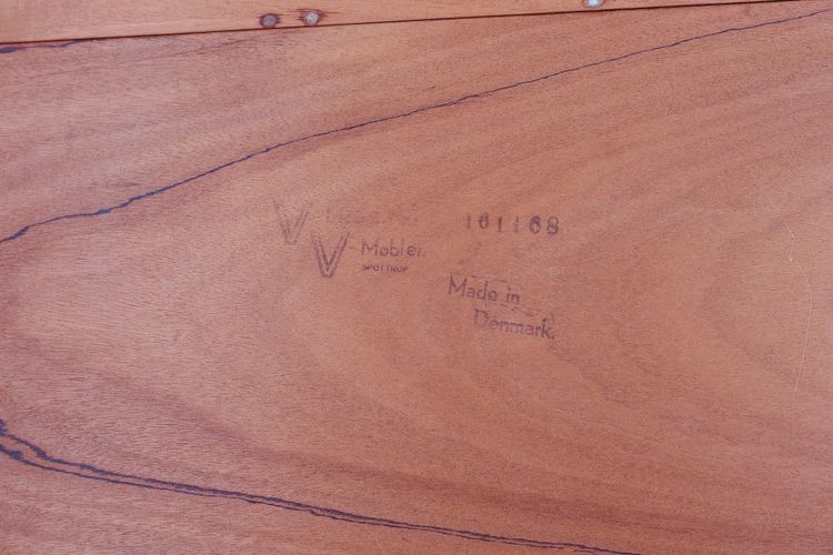 Extendable round teak table, VV Mobler, Denmark, 1960s.