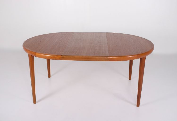 Extendable round teak table, VV Mobler, Denmark, 1960s.
