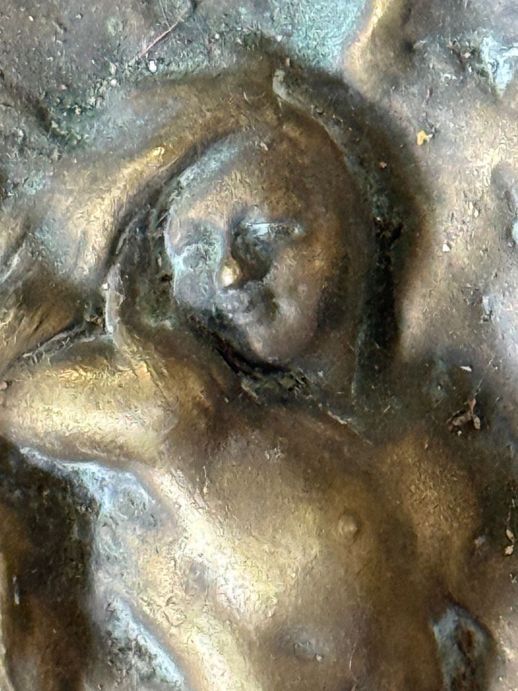 Plat bronze représentant une femme