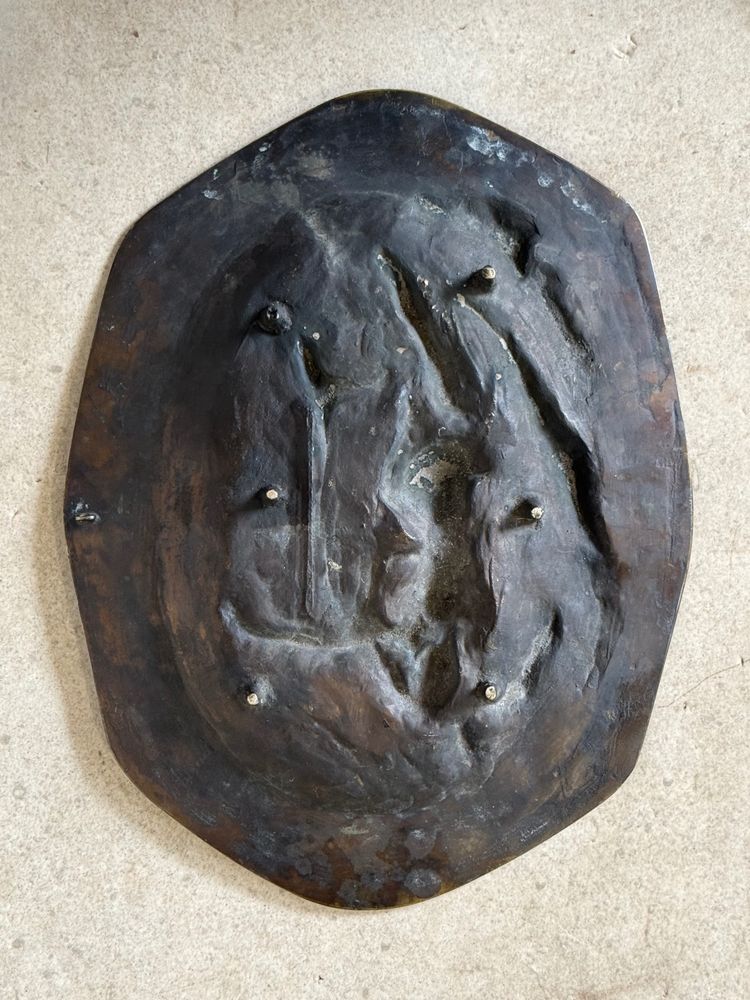 Plat bronze représentant une femme